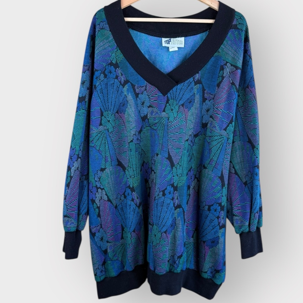 1980s Women's V-Neck Patterned Sweater